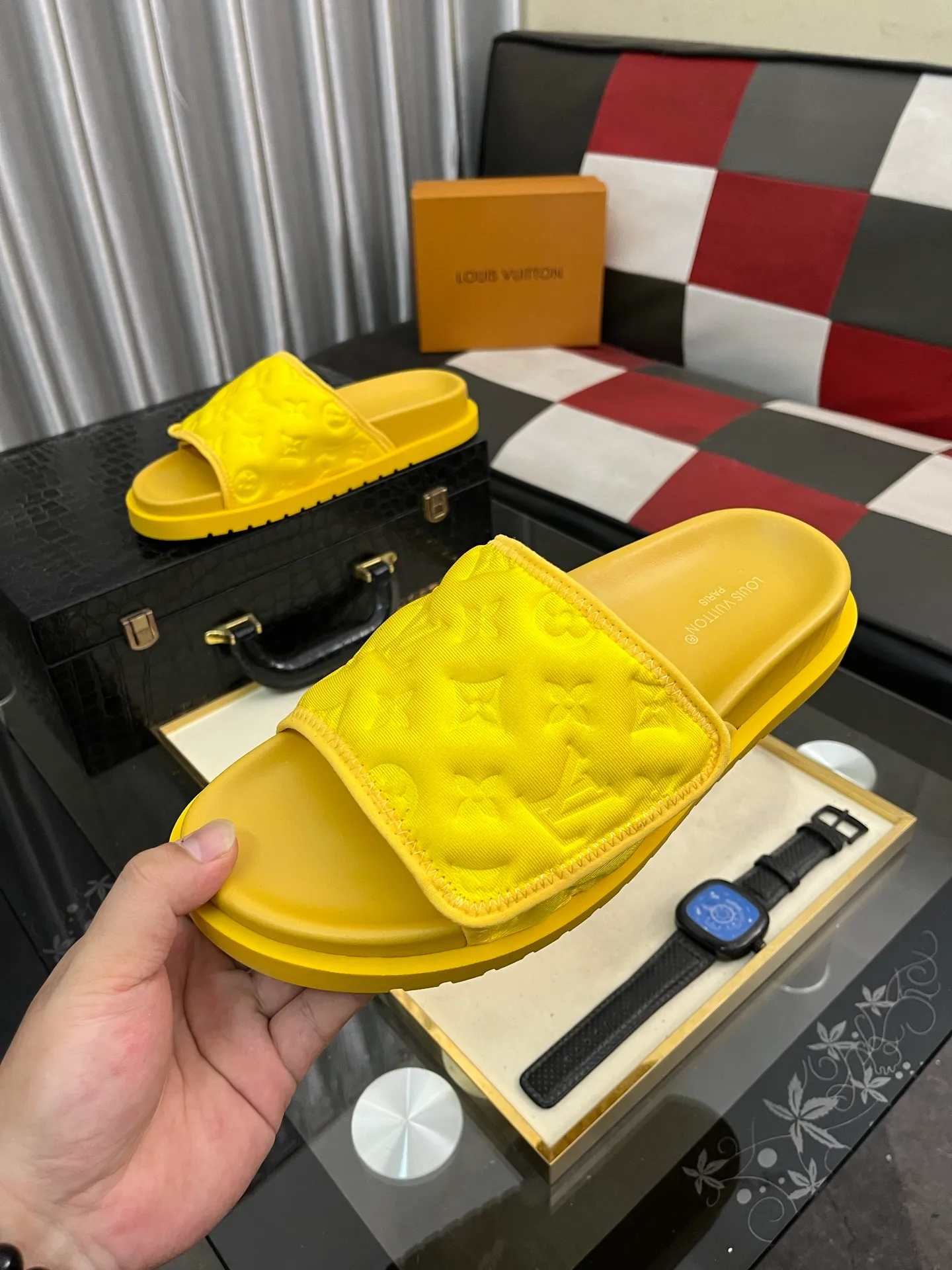 Men's men's shoes💰320⌚️⌚️[Louis Vuitton LV slippers] (high-end cowhide) counter 1:1 fashion style summer must-have! The designer used LV’s iconic outsole. The original simple slippers instantly become fashionable! The upper is made of flexible special cowhide leather straps alternately, and the workmanship is exquisite! A must-have for stylish men in summer, size 38-44